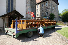 Räumung des Restinventars und der Kirchenbänke aus der Kirche (Foto: Karl-Franz Thiede)